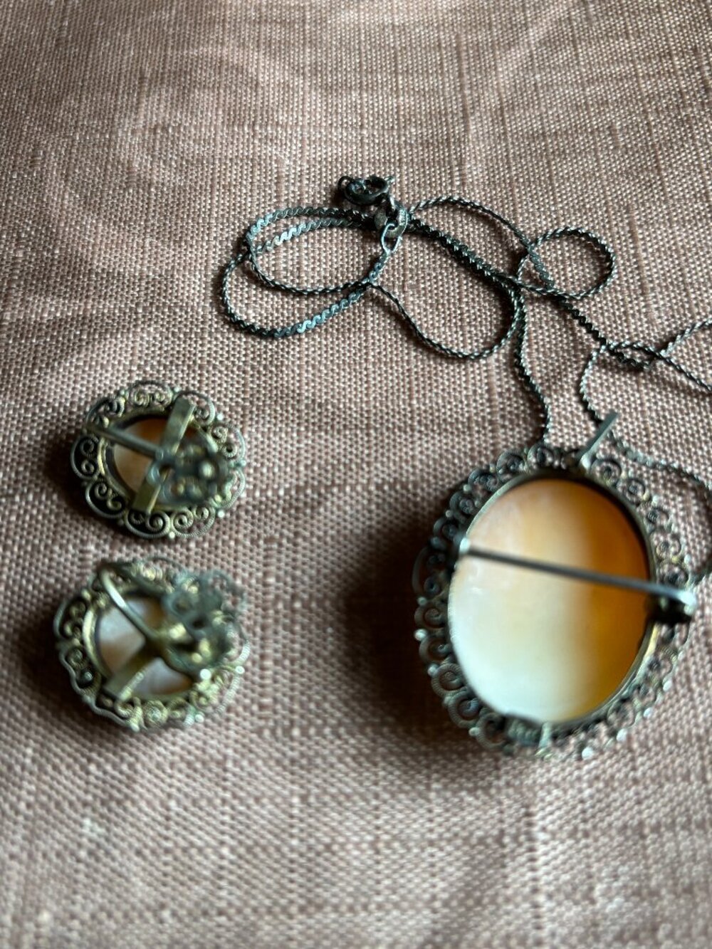 Classic three-piece cameo necklace and earrings ensemble - Picture 3 of 6